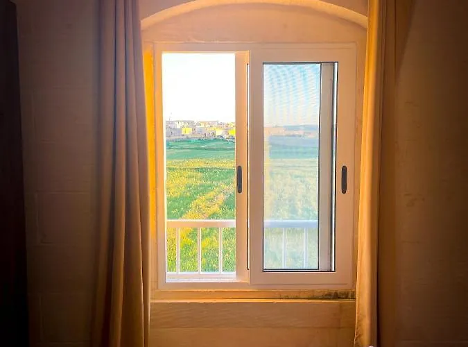 Inni With Infinity Pool Għarb