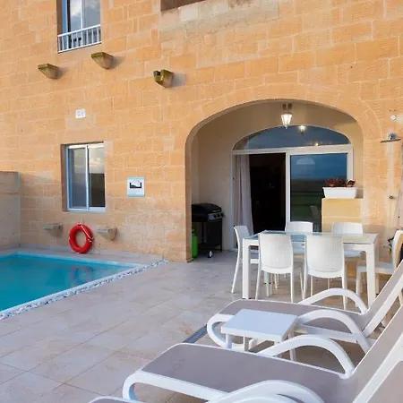 Inni With Infinity Pool Għarb