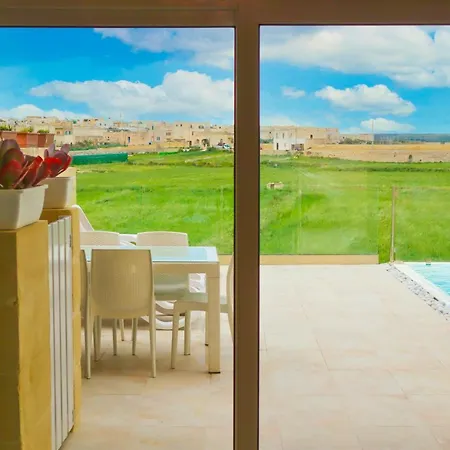 בית נופש Inni With Infinity Pool Għarb